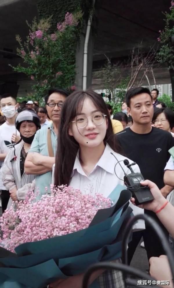 高考送花小姐姐最新爆料,揭秘高考现场温馨一幕